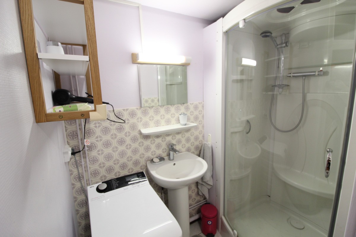Salle d'eau avec cabine de douche