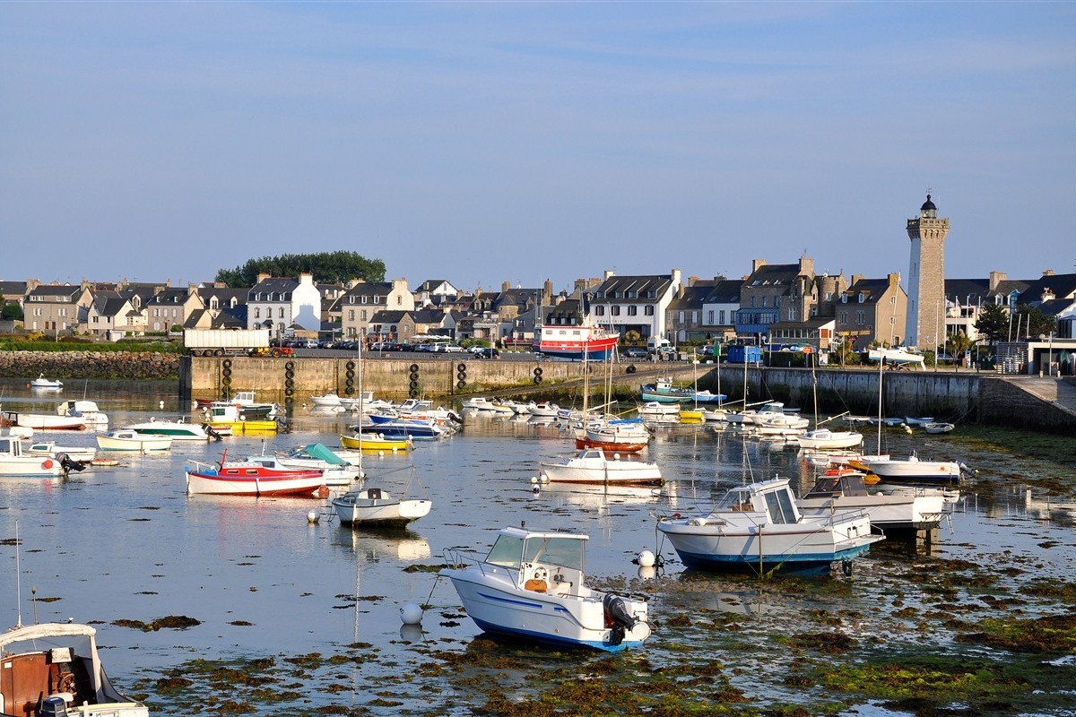 Port de Roscoff avec son phare