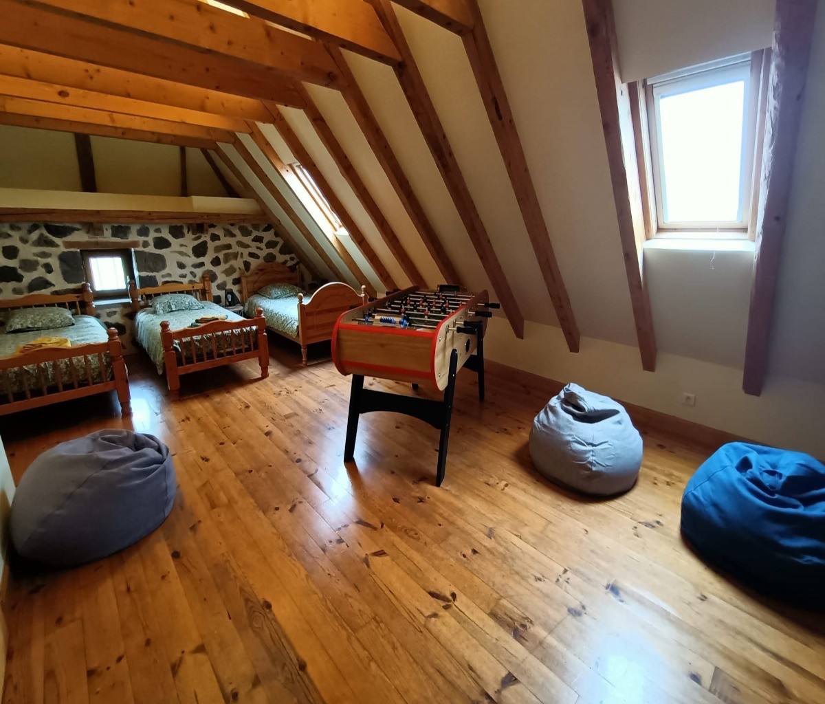 Chambre 4 avec coin enfants, jeux, tv et babyfoot