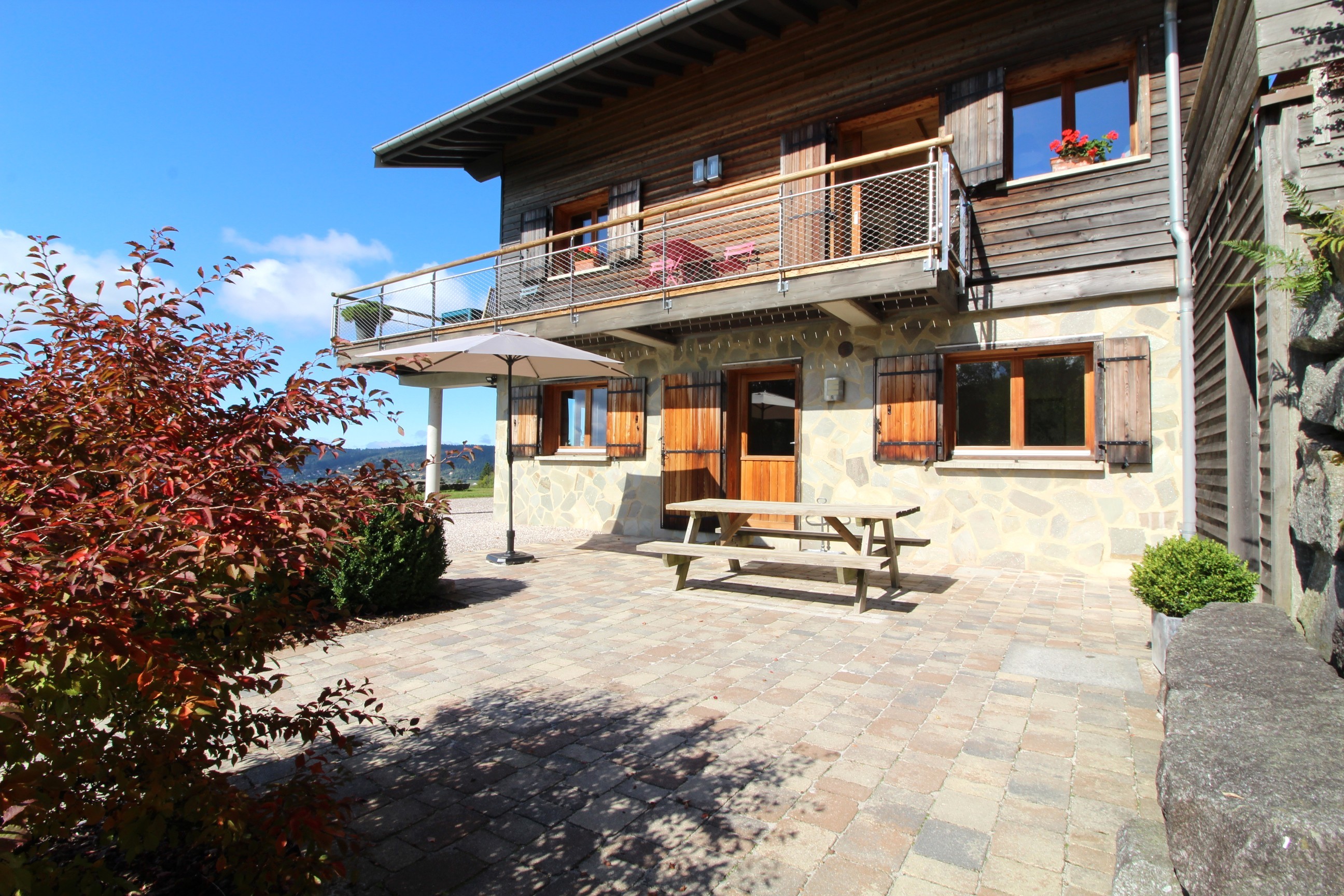 Terrasse privée - Gîte Les Neufs Lieux – Gérardmer, 4 étoiles, piscine et vue imprenable sur le lac