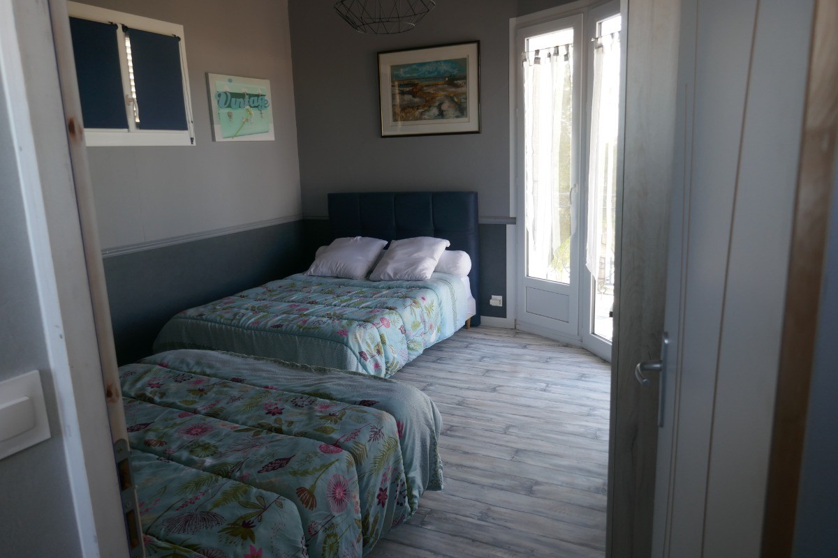 Chambre à l'étage avec deux lits en 140