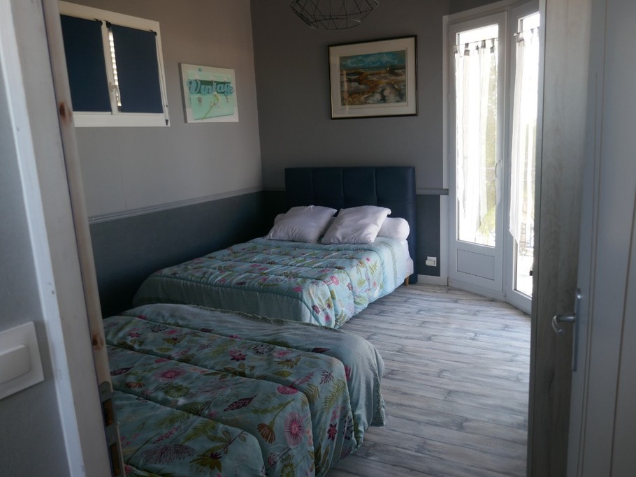 Chambre à l'étage avec deux lits en 140