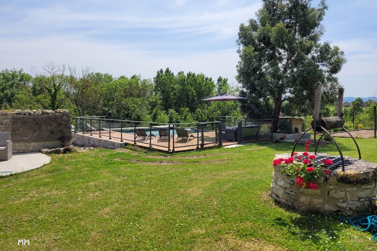 La Piscine, sa terrasse et le jardin fleuri