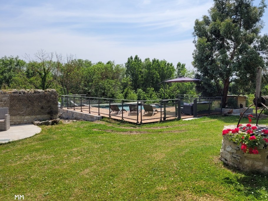 La Piscine, sa terrasse et le jardin fleuri