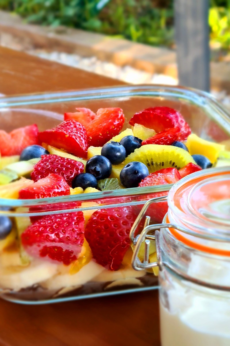Petit-déjeuner sous la pergola aux beaux jours, avec des produits frais et de saison uniquement.