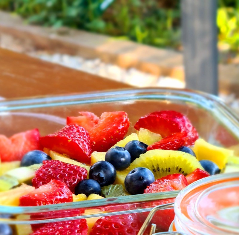 Petit-déjeuner sous la pergola aux beaux jours, avec des produits frais et de saison uniquement.