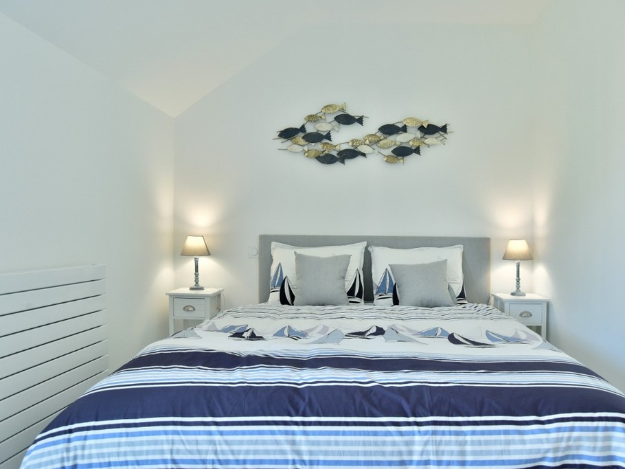 A l'étage, chambre pour 2 personnes avec un lit queen size (160x200 cm) avec penderie et coin bureau (côté ruelle).