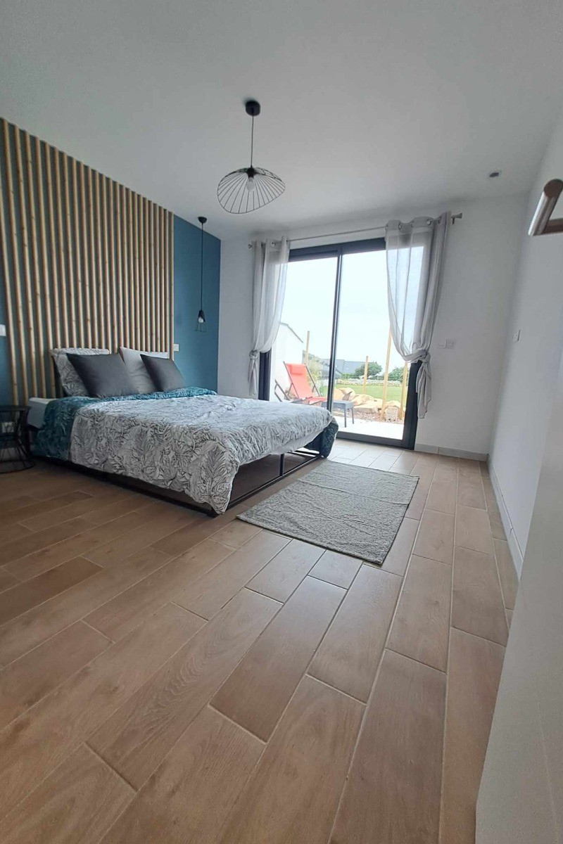 Grande chambre accès direct sur la terrasse et son lit Queen size