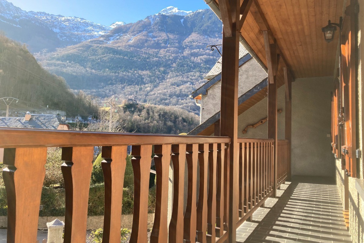 Balcon ensoleillé pour un instant de repos, d'observation ou de collation, le soleil du sud vient transpercer le logement