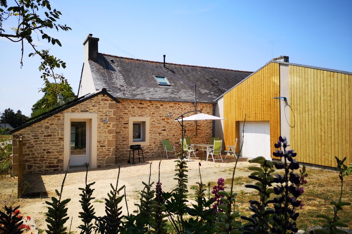 Côté jardin et entrée de la maison