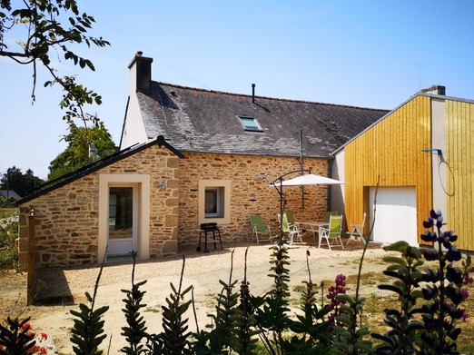Côté jardin et entrée de la maison