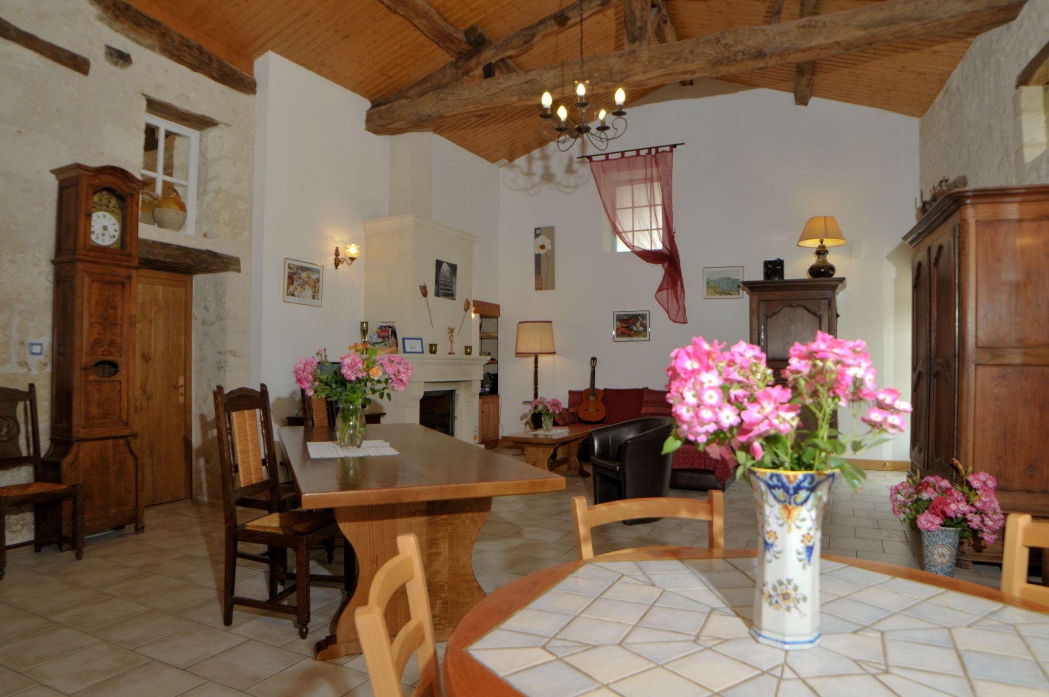 Gite "La Grange" Chez Bariot, pour 10 personnes, jardin de 1000 m², avec piscine sécurisé et jacuzzi intérieur, à Rioux-Martin, en Charente