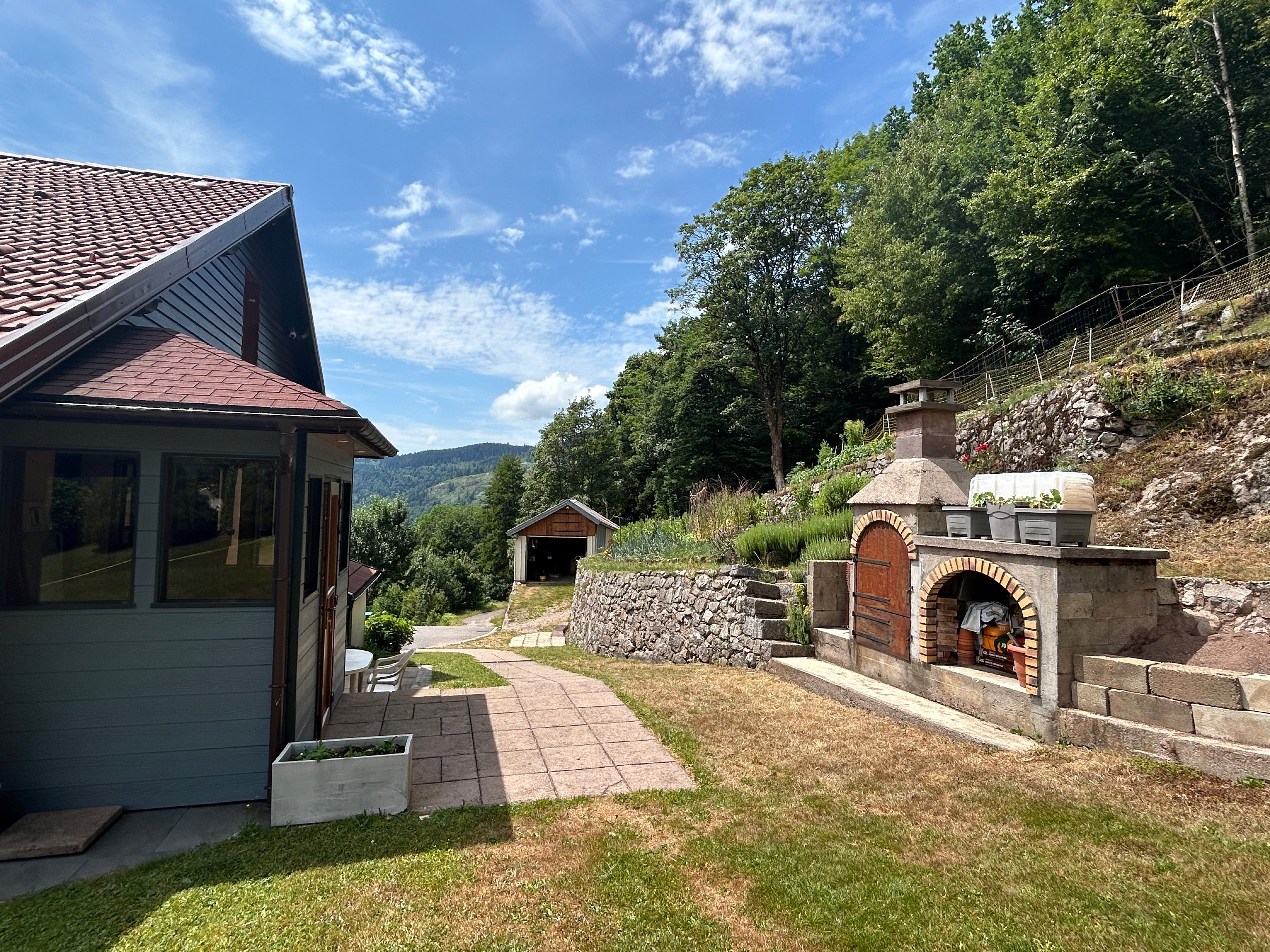 Chez Nico Bed and Breakfast, with a magnificent view of the mountains!