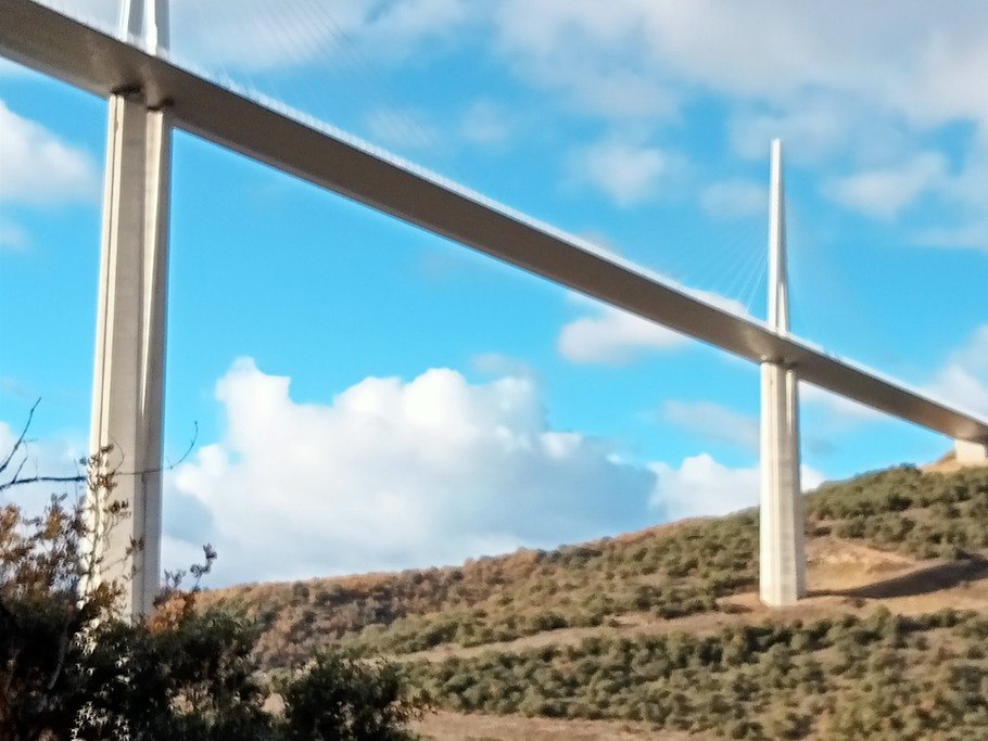 Gîte Les volets bleus. Don't hesitate, see the Millau Viaduct