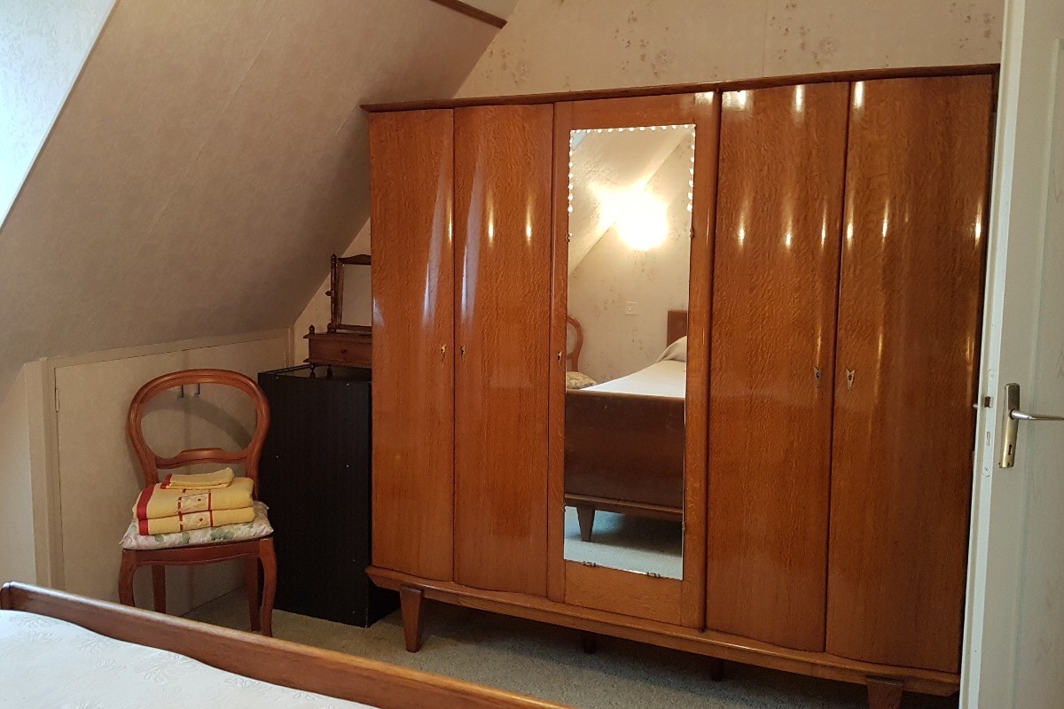 La chambre avec armoire