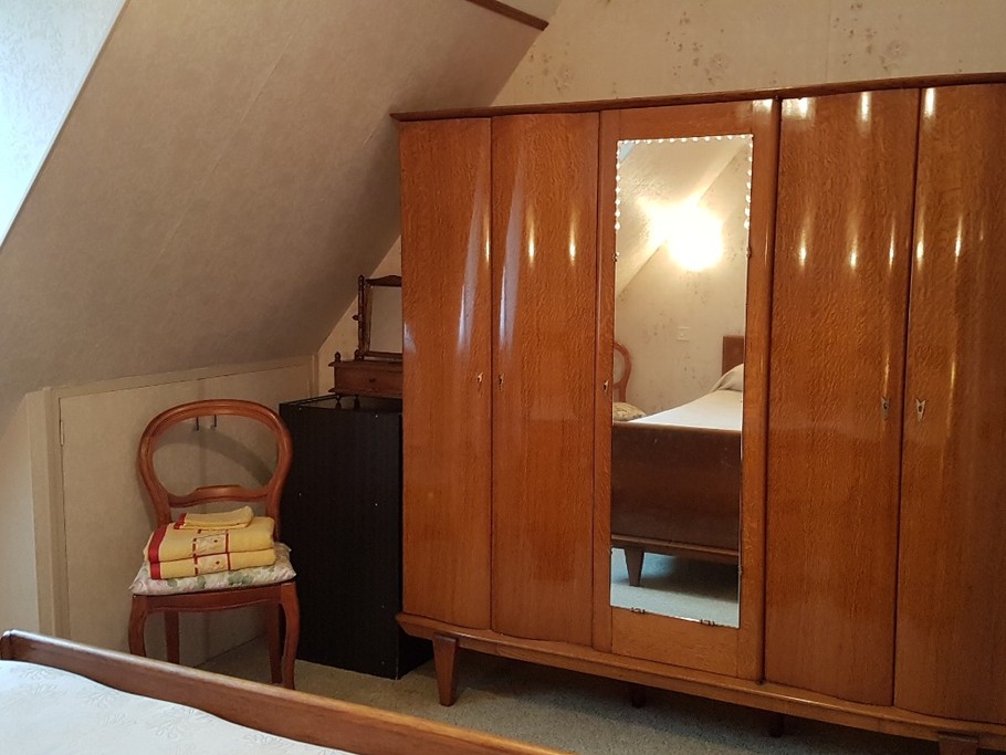 La chambre avec armoire