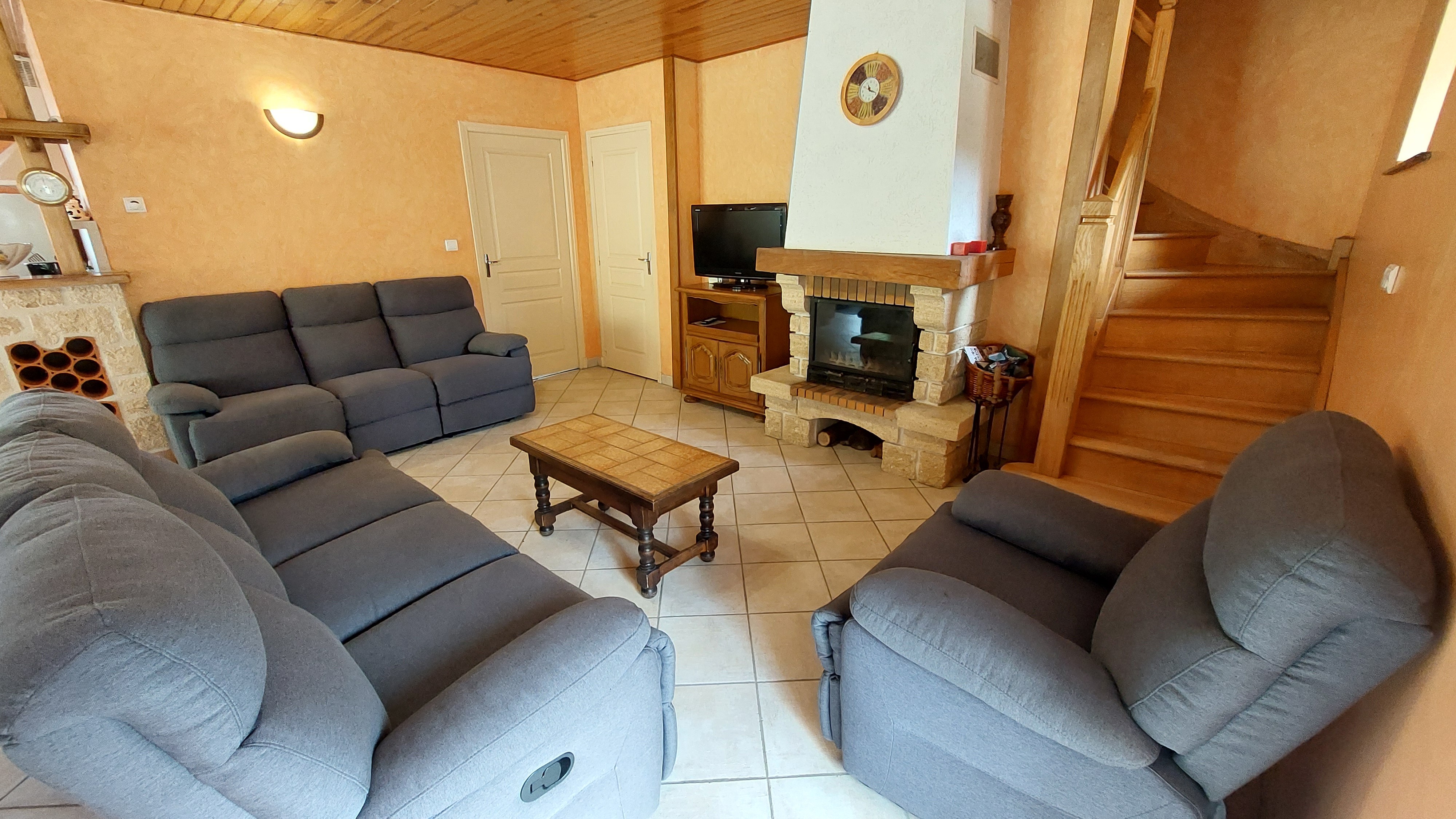 interieur-sejour-gite-cheminée-canape-cantal