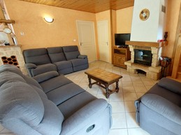 interieur-sejour-gite-cheminée-canape-cantal