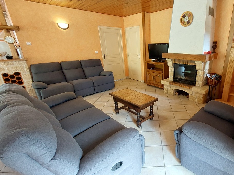 interieur-sejour-gite-cheminée-canape-cantal