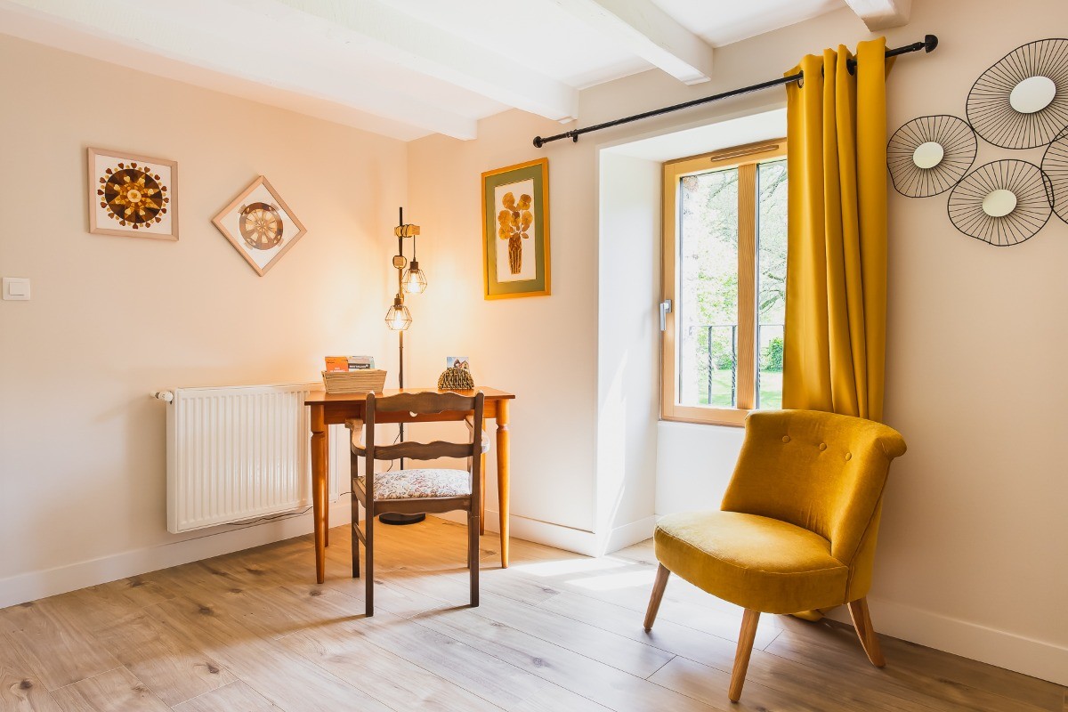 Chambre pour 2 personnes avec penderie et bureau avec chaise (lit 140 cm).