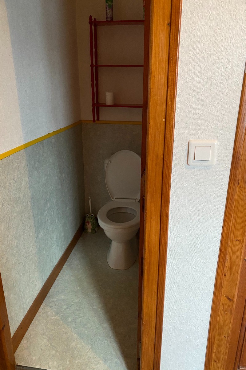 Toilettes indépendants à l'étage