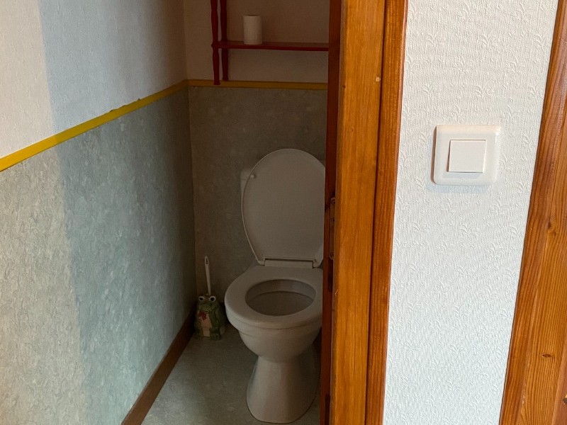 Toilettes indépendants à l'étage