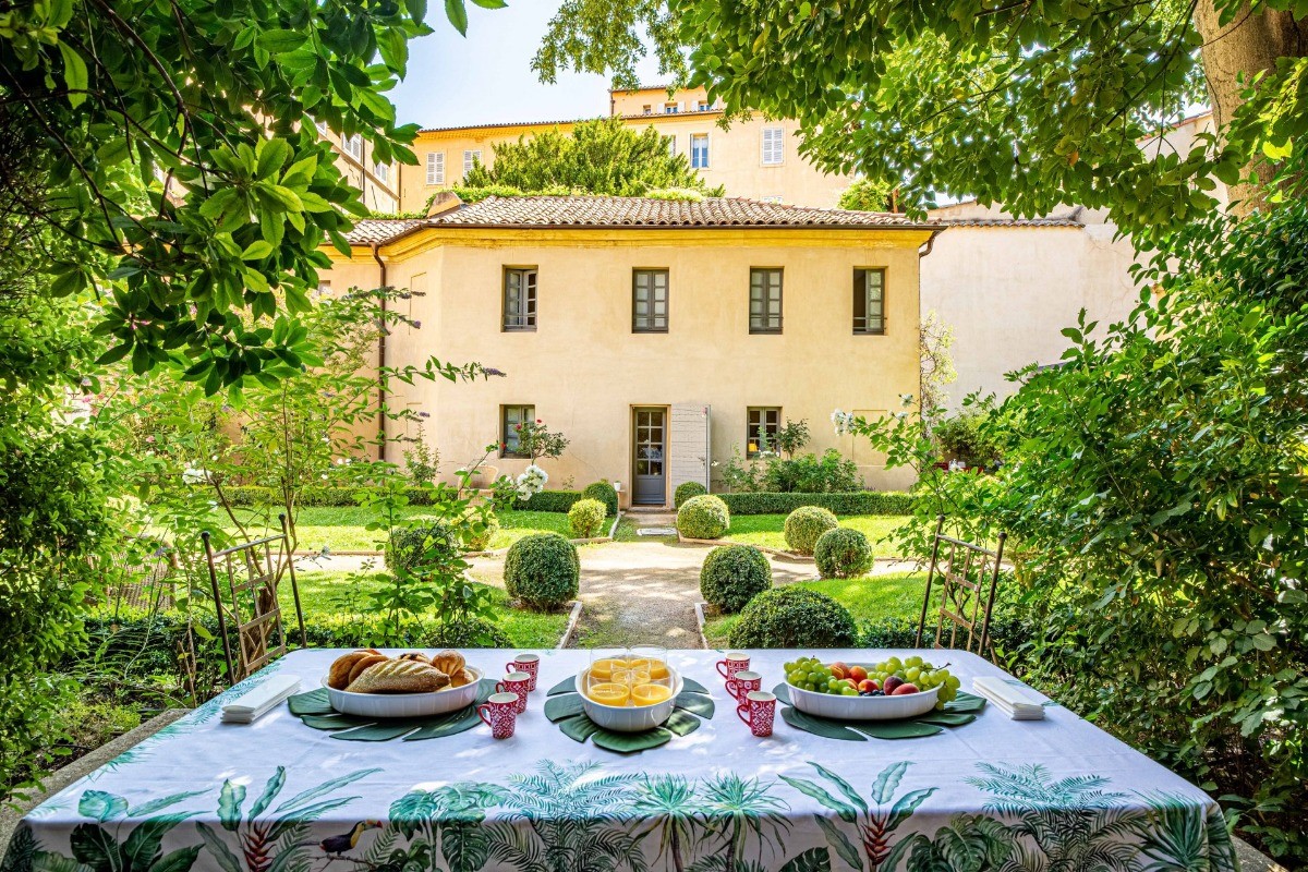 Crédit J Segent - table à déjeuner du jardin de l'hôtel d'Arlatan