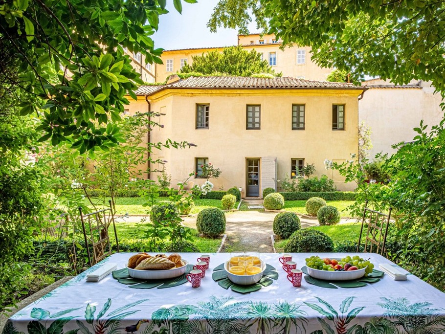 Crédit J Segent - table à déjeuner du jardin de l'hôtel d'Arlatan