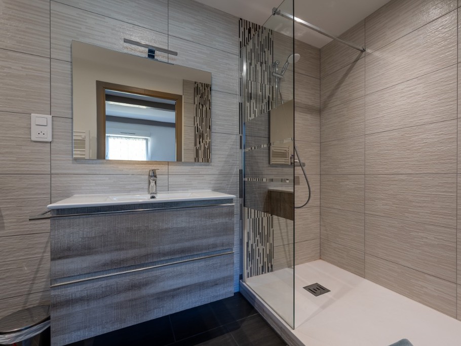 Salle d'eau avec machine à laver