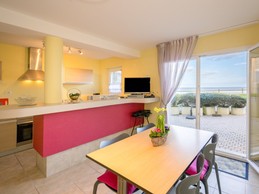 séjour avec coin cuisine , vue sur mer.