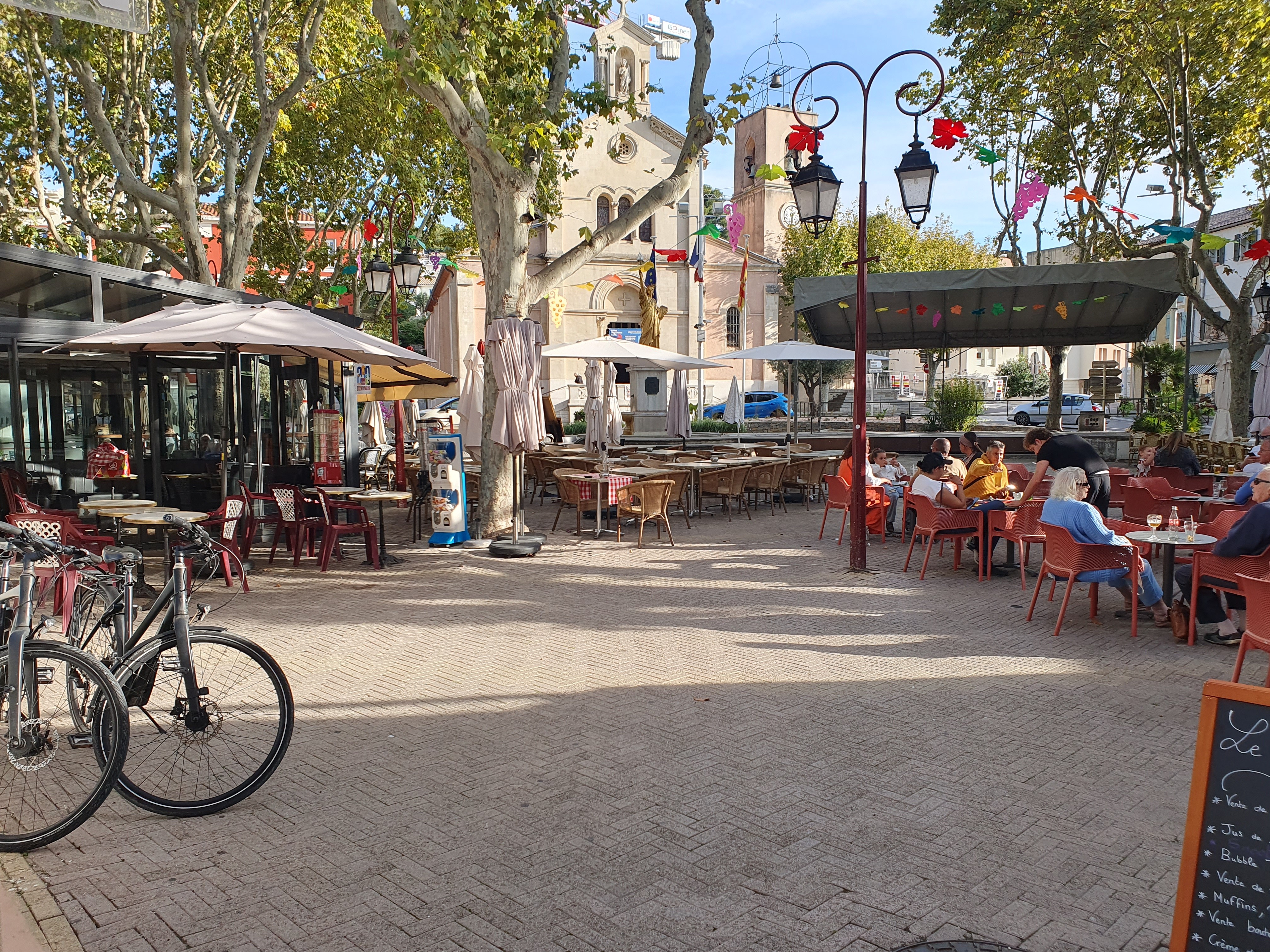 La place Portalis avec son marché  le dimanche