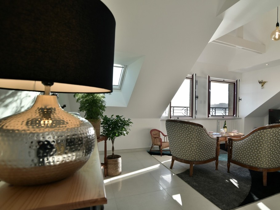 Coin salon de la pièce de vie très lumineuse vue mer panoramique, (appartement au 2nd étage en front de mer au Port de la Houle à Cancale)