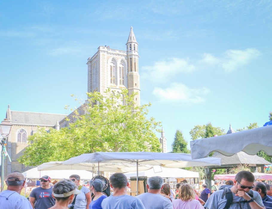 Le Marché des Saveurs à Cancale. Tous les dimanche et le jeudi soir en période estivale