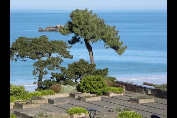 MENES location Perros-Guirec Séjour-salon avec vue panoramique sur la mer