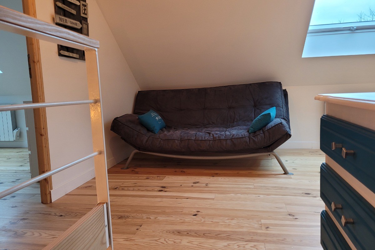 Le Saint, Location, Clévacances, Quemper-Guezennec, mezzanine étage avec canapé lit