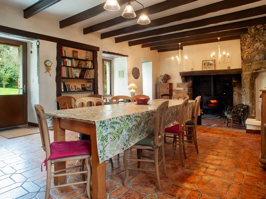 La table de salle à manger (8 à 10 places) dans la pièce à vivre du rez-de-chaussée