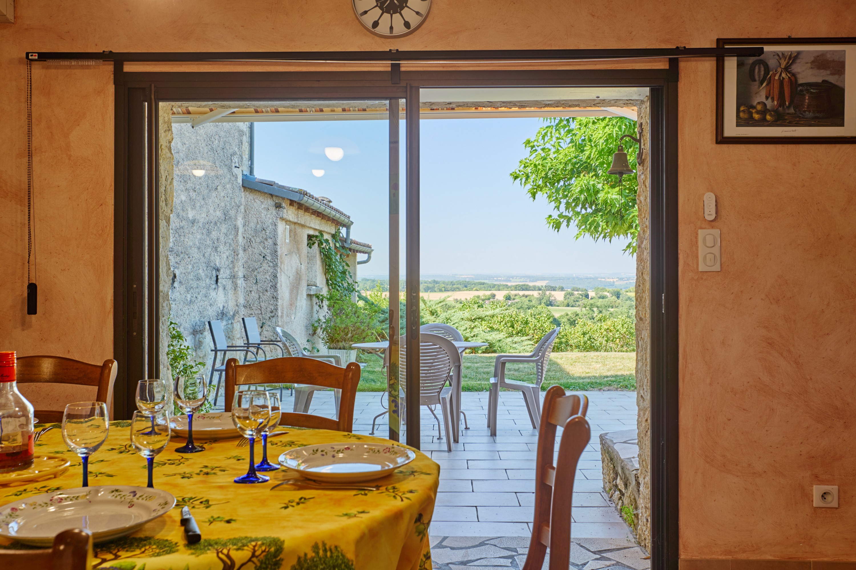Espace séjour lumineux ouvert sur l'extérieur - Gîte de la ferme de Comarens