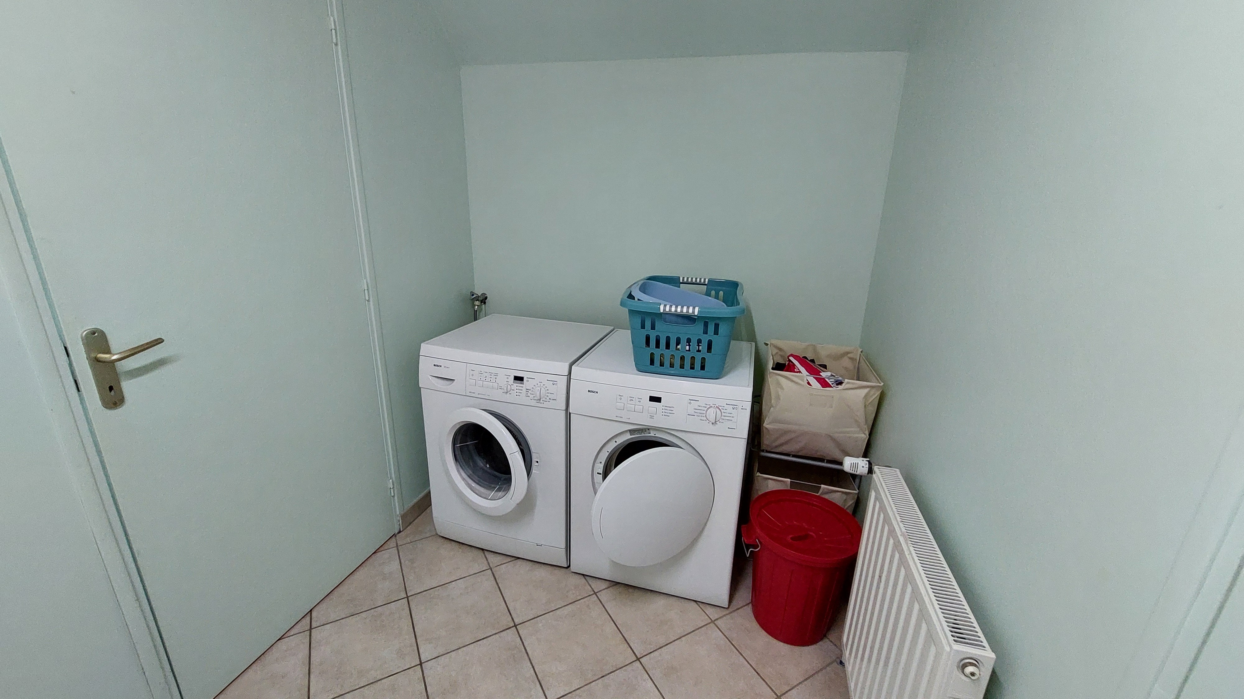 Laundry room with washing machine and tumble dryer available in the family gîte