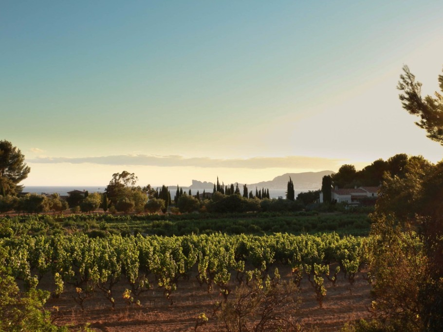 Bastide 8 personnes, piscine, jacuzzi, billard à Saint Cyr sur Mer, vue de la bastide