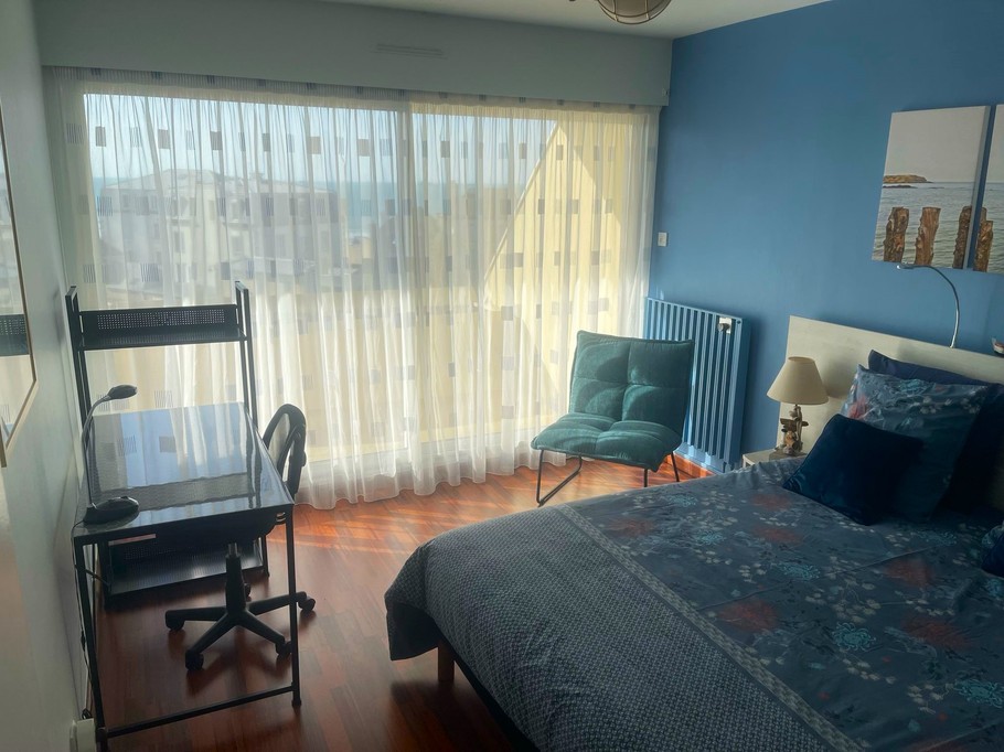 Chambre lit queen size(160x200 cm) avec dressing et bureau. Accès au balcon depuis la chambre et le salon. Mise à disposition de matériel bébé à la demande.