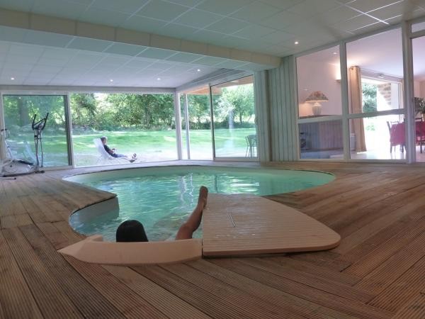 Gîte de la Villette - Gîte famille avec piscine intérieure chauffée et spa, pouvant accueillir 8 personnes en Creuse