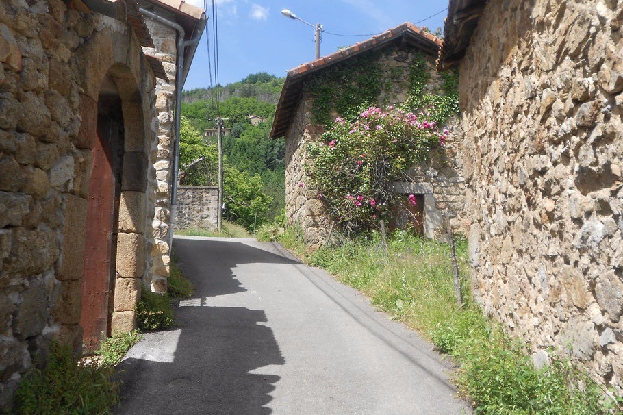 départ pour randonnée /entrée gite/maison en pierres