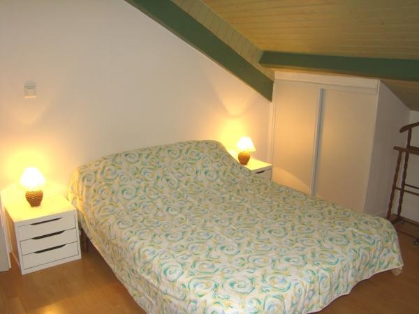 Chambre verte climatisée avec lit de 140 cm et salle d'eau (douche + WC)