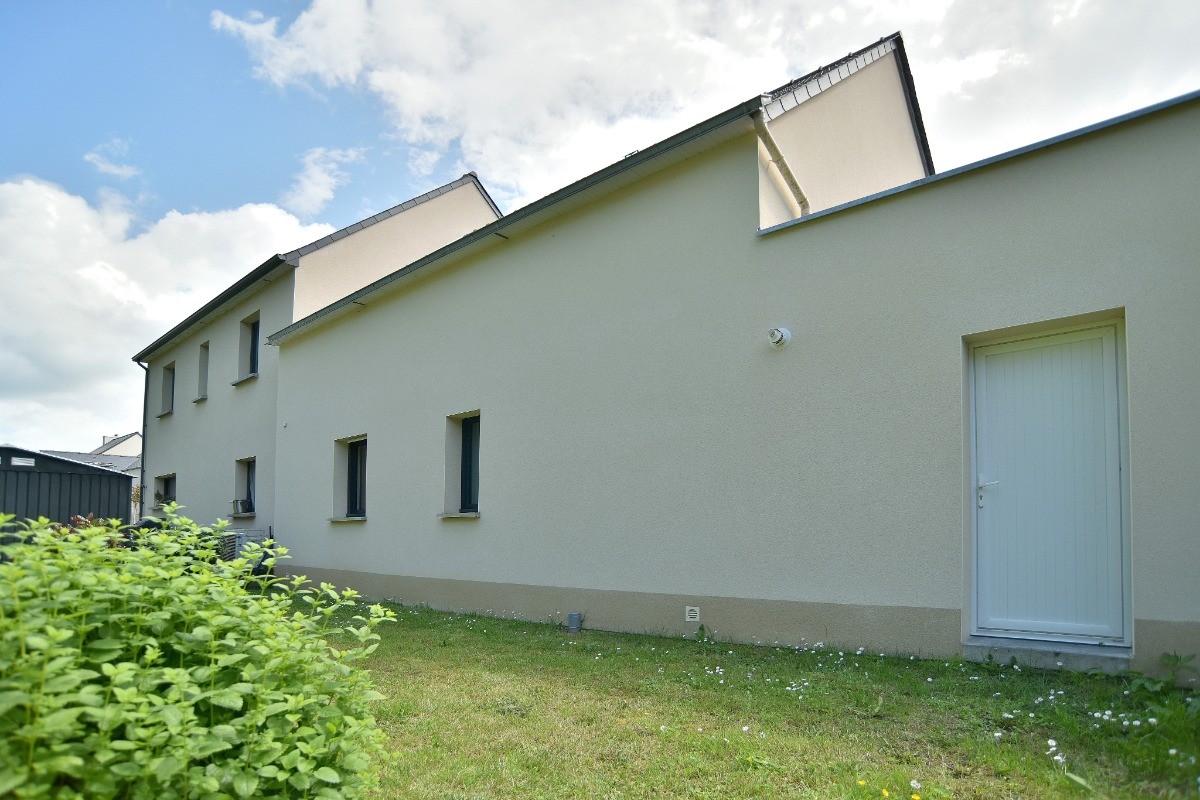 Petit coin de pelouse derrière, espace clôturé accès par le garage