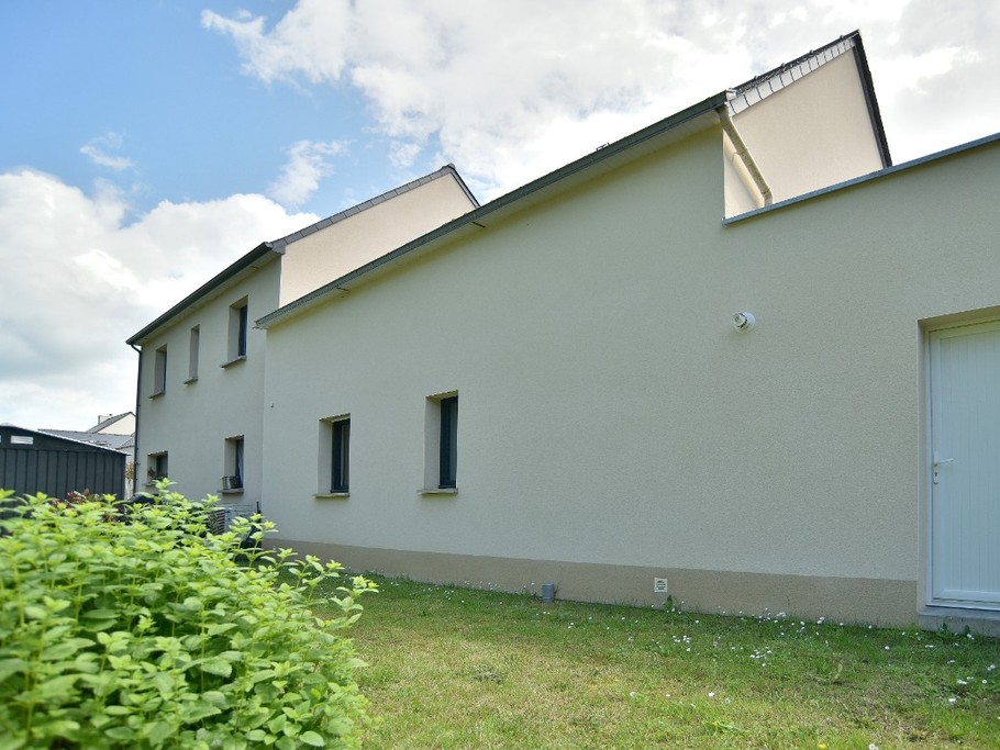 Petit coin de pelouse derrière, espace clôturé accès par le garage