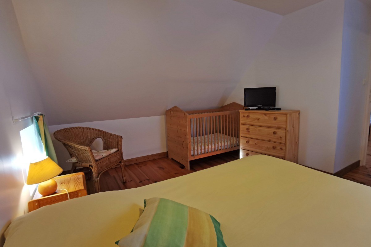 Avec TV et lit bébé si besoin