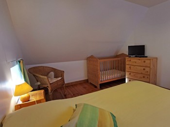 Avec TV et lit bébé si besoin