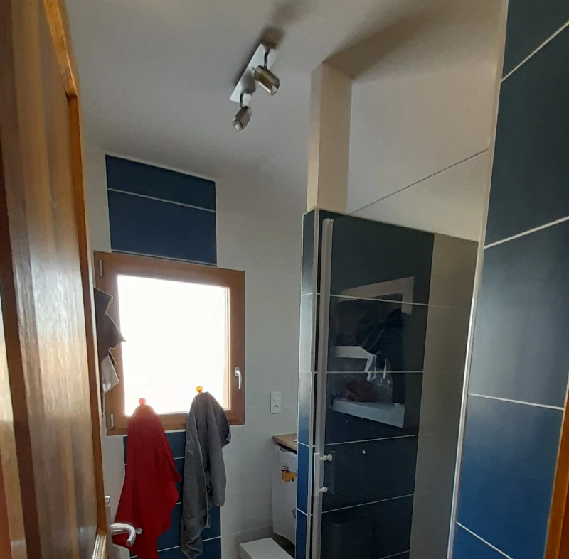 Le petit Chacelou - salle de bain bleue des chambres altéa et plein ciel