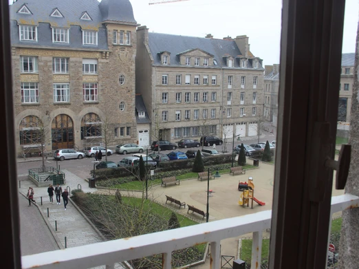 Vue depuis l'appartement sur la Place des Frères Lamennais