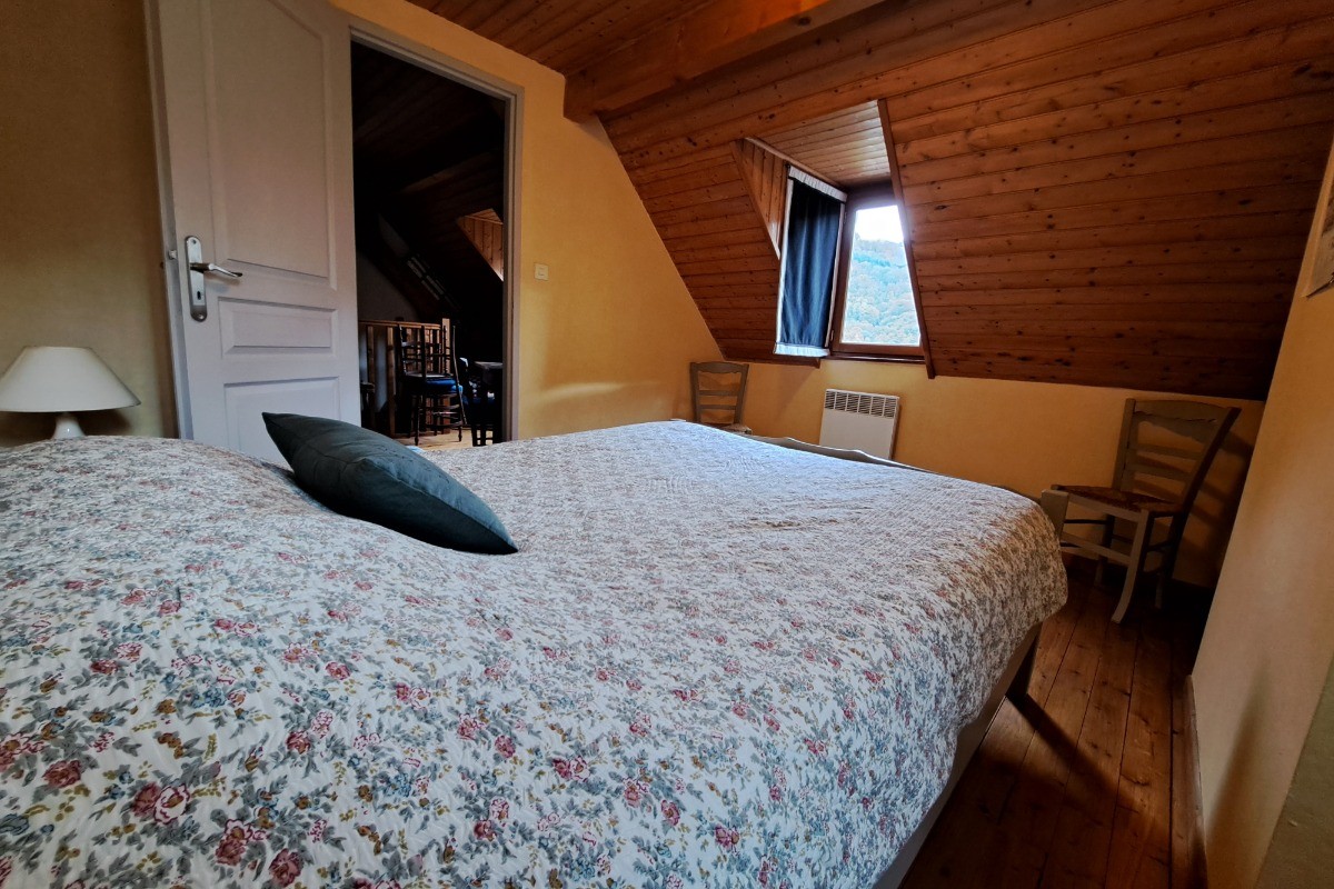 Même chambre sous un autre angle.